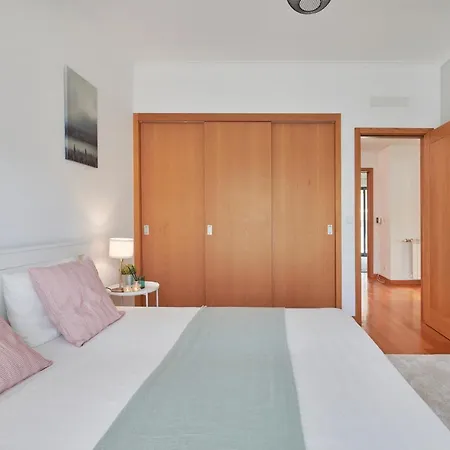 Estoril Pool House With Private Garage *