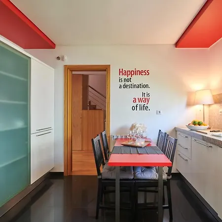 Estoril Pool House With Private Garage
