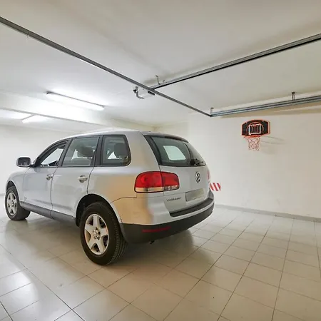 Estoril Pool House With Private Garage *