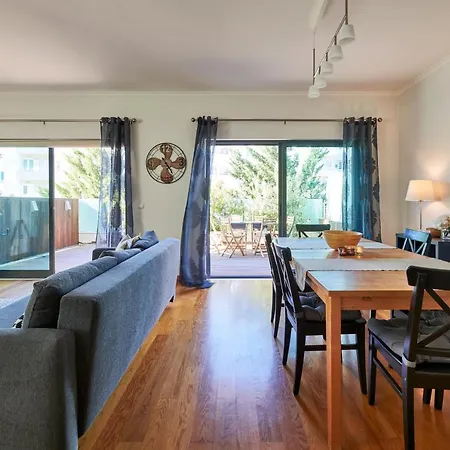 Estoril Pool House With Private Garage