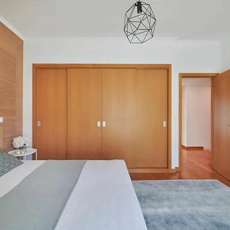 Estoril Pool House With Private Garage